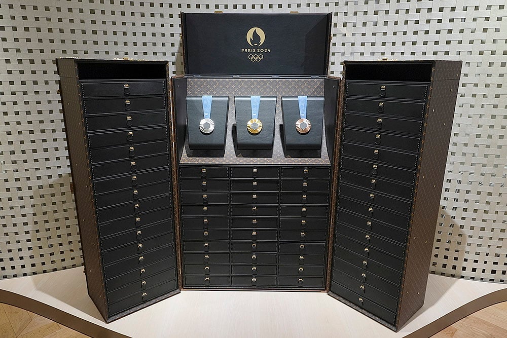 | Photo: AP/Rebecca Blackwell : Monogrammed trunk to protect and display the medals